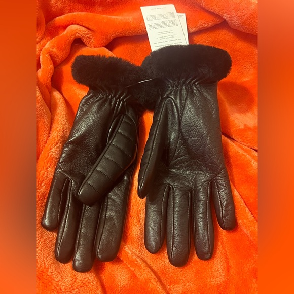 UGG Leather Quilted Logo Tech Glove - Picture 6 of 6